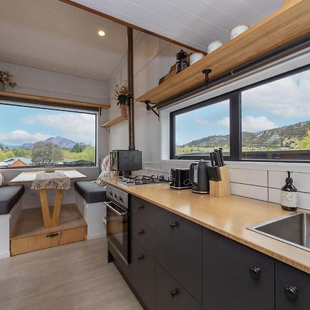 Tiny House With Mountain Views, Indoor And Outdoor Fire, Private Courtyard Garden Apartamento Wanaka Exterior foto