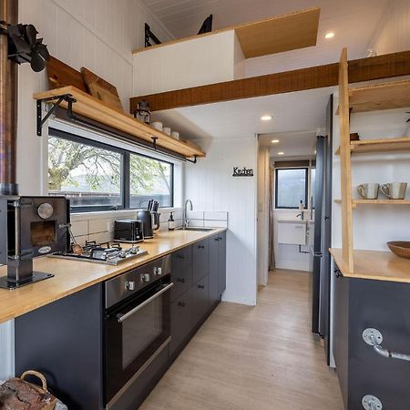 Tiny House With Mountain Views, Indoor And Outdoor Fire, Private Courtyard Garden Apartamento Wanaka Exterior foto