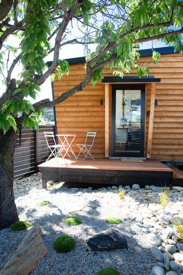 Tiny House With Mountain Views, Indoor And Outdoor Fire, Private Courtyard Garden Apartamento Wanaka Exterior foto