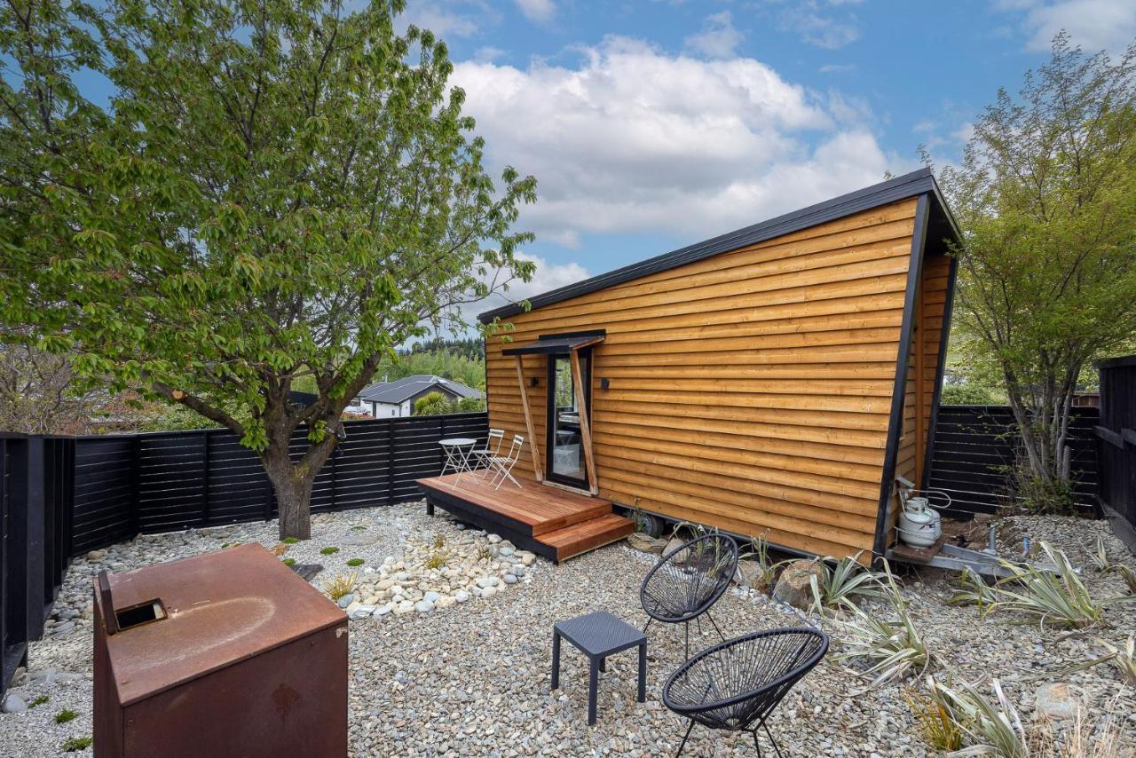 Tiny House With Mountain Views, Indoor And Outdoor Fire, Private Courtyard Garden Apartamento Wanaka Exterior foto