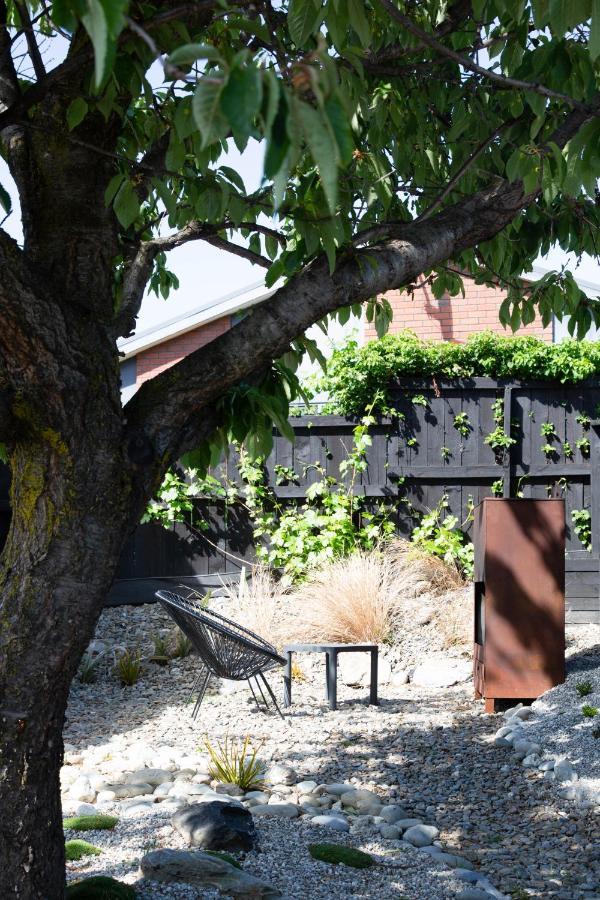 Tiny House With Mountain Views, Indoor And Outdoor Fire, Private Courtyard Garden Apartamento Wanaka Exterior foto