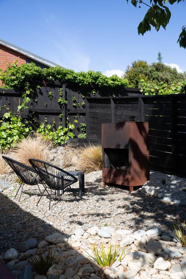 Tiny House With Mountain Views, Indoor And Outdoor Fire, Private Courtyard Garden Apartamento Wanaka Exterior foto