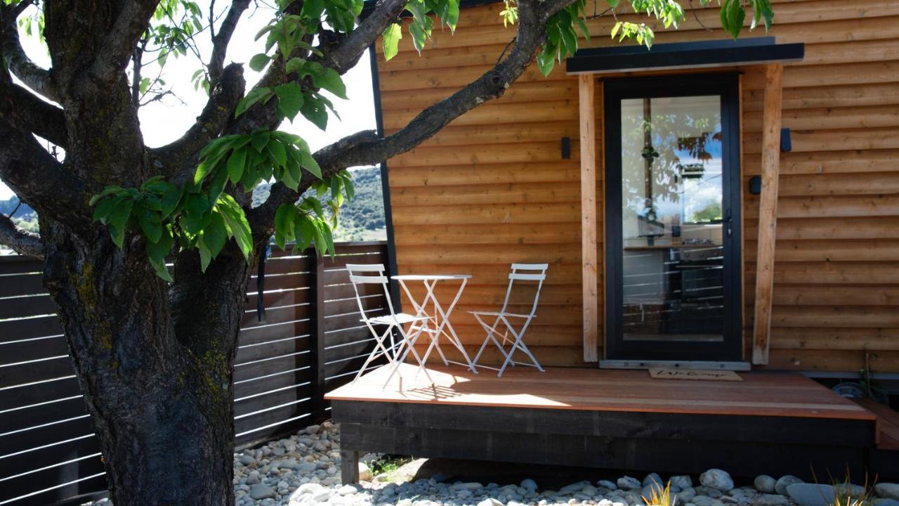 Tiny House With Mountain Views, Indoor And Outdoor Fire, Private Courtyard Garden Apartamento Wanaka Exterior foto