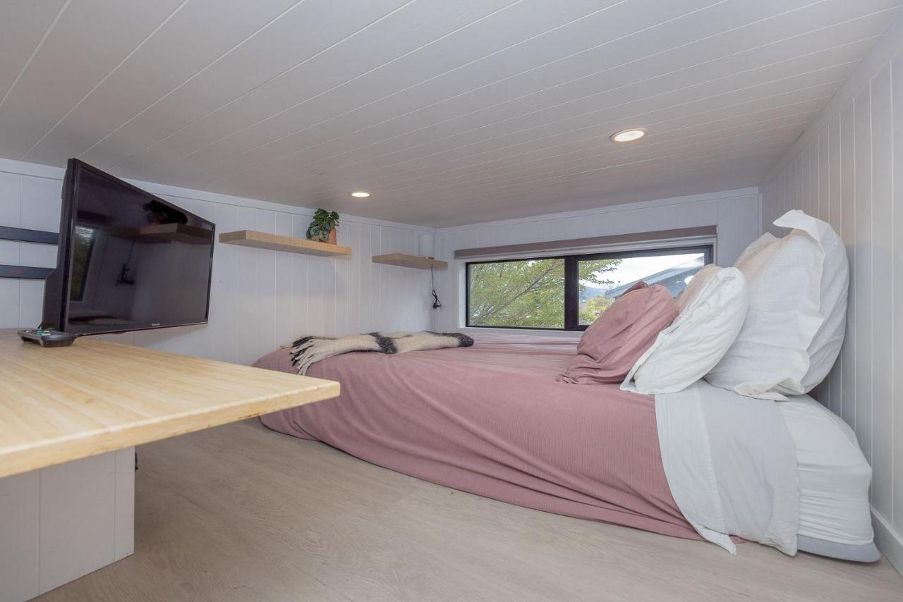 Tiny House With Mountain Views, Indoor And Outdoor Fire, Private Courtyard Garden Apartamento Wanaka Exterior foto