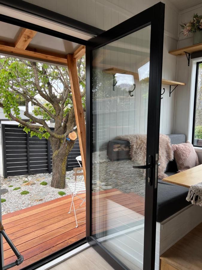 Tiny House With Mountain Views, Indoor And Outdoor Fire, Private Courtyard Garden Apartamento Wanaka Exterior foto